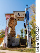 Barnaul, Russia - September, 22, 2019: Climbing wall in the autumn city park. Редакционное фото, фотограф Вадим Орлов / Фотобанк Лори