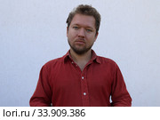 Портрет мужчины с бородой с разными эмоциями на лице. Стоковое фото, фотограф Кузнецов Максим / Фотобанк Лори