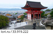 The Nio-mon (Deva Gate) at Kiyomizu-dera Temple. Kyoto. Japan (2020 год). Редакционное видео, видеограф Сергей Пристяжнюк (Serg Zastavkin) / Фотобанк Лори