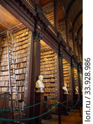 The Long Room interior Of The Old Library At Trinity College. Marble busts of great people and shelves with antique tomes (2019 год). Редакционное фото, фотограф Nataliia Zhekova / Фотобанк Лори