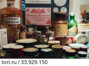 Old pill bottles in The Old Operating Theatre Museum and Herb Garret (2017 год). Редакционное фото, фотограф Nataliia Zhekova / Фотобанк Лори