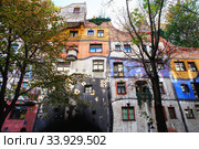 Hundertwasser house in Vienna, Austria. The Hundertwasserhaus apartment block has colorful facade, undulating floors, a roof covered with earth and grass, and large trees growing from inside (2019 год). Стоковое фото, фотограф Nataliia Zhekova / Фотобанк Лори