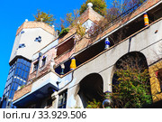 Hundertwasser house in Vienna, Austria. The Hundertwasserhaus apartment block has colorful facade, undulating floors, a roof covered with earth and grass, and large trees growing from inside (2019 год). Стоковое фото, фотограф Nataliia Zhekova / Фотобанк Лори