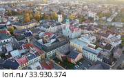 Aerial view of Sumperk cityscape overlooking Town hall and Saint John Baptist church on autumn day, Czech Republic (2019 год). Стоковое видео, видеограф Яков Филимонов / Фотобанк Лори