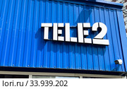 Логотип "Tele2" на здании (крупный план) (2020 год). Редакционное фото, фотограф E. O. / Фотобанк Лори