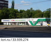 Одноэтажный торговый комплекс, построенный в 2000 году. Уральская улица, 4г. Район Гольяново. Город Москва (2020 год). Редакционное фото, фотограф lana1501 / Фотобанк Лори