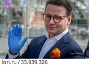 Актер Александр Олешко у главной сцены фестиваля "Красная площадь" в центре города Москвы во время эпидемии коронавируса в России (2020 год). Редакционное фото, фотограф Николай Винокуров / Фотобанк Лори