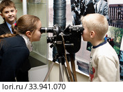 Дети на фотовыставке в Балашихинской картинной галерее (2008 год). Редакционное фото, фотограф Дмитрий Неумоин / Фотобанк Лори