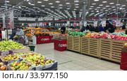 Покупатели в отделе овощей и фруктов в супермаркете Окей (2020 год). Редакционное видео, видеограф Кекяляйнен Андрей / Фотобанк Лори
