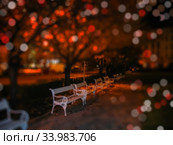 Осенний ночной пейзаж. Карловы Вары, Чехия. Романтическая аллея с деревьями и белыми скамейками. Размытое изображение с переливающимися бликами и эффектом боке (2005 год). Стоковое фото, фотограф Маргарита Лир / Фотобанк Лори