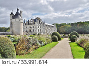 Замок Шенонсо (Château de Chenonceau) и древняя башня семьи де Марк рядом. Департамент Эндр и Луара. Франция (2019 год) Редакционное фото, фотограф Вера Смолянинова / Фотобанк Лори