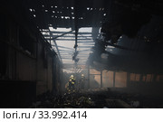 Пожарные тушат возгорание сгоревшего магазина (2020 год). Редакционное фото, фотограф Дмитрий Неумоин / Фотобанк Лори