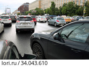 Большое количество машинй на дороге, Ленинградский проспект, д. 68. Москва (2020 год). Редакционное фото, фотограф Ольга Зиновская / Фотобанк Лори