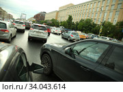 Большое количество машинй на дороге, Ленинградский проспект, д. 68. Москва (2020 год). Редакционное фото, фотограф Ольга Зиновская / Фотобанк Лори