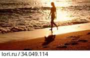 Slow motion sepia walking in morning on beaches sea sand. Стоковое видео, видеограф Gennadiy Poznyakov / Фотобанк Лори