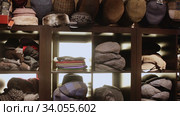 Clothing store showcase with variety of mens flat caps, womens hats and berets. Стоковое видео, видеограф Яков Филимонов / Фотобанк Лори