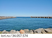 Акватория входа в морской порт на острове Иль-д'Йе (Ile d'Yeu). Vendee. France (2019 год). Стоковое фото, фотограф Вера Смолянинова / Фотобанк Лори