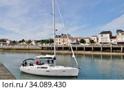 Парусная яхта Beneteau Oceanis 46 с закрытой рулевой рубкой в фарватере входа в морской порт Ле Cабль д'Олон; регион Вандее. Франция (Les Sables d'Olonne. Vendée. France). (2019 год) Редакционное фото, фотограф Вера Смолянинова / Фотобанк Лори