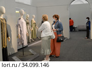 Люди в медицинских масках на выставке концертных костюмов в период эпидемии коронавируса COVID-19. Музей изобразительных искусств. Калининград (2020 год). Редакционное фото, фотограф Ирина Борсученко / Фотобанк Лори
