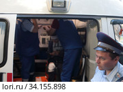 Балашиха, сотрудник полиции у скорой помощи, фотография имеет нерезкость (2020 год). Редакционное фото, фотограф Дмитрий Неумоин / Фотобанк Лори