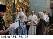 Великое освящение Владимирского храма города Мытищи, митрополит Ювеналий награждает отличившихся при строительстве храма (2020 год). Редакционное фото, фотограф Дмитрий Неумоин / Фотобанк Лори