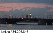 Дворцовый мост на фоне Петропавловского собора белой ночью. Санкт-Петербург, Россия (2020 год). Стоковое видео, видеограф Виктор Карасев / Фотобанк Лори