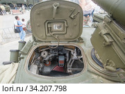 Вид на люк наводчика советской и российской боевой машины пехоты БМП-2 в экспозиции на военно-техническом форуме "Армия-2015" в Алабино, Московская область. Редакционное фото, фотограф Малышев Андрей / Фотобанк Лори