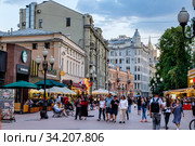 Москва, субботний вечер на улице Арбат (2020 год). Редакционное фото, фотограф glokaya_kuzdra / Фотобанк Лори