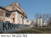 Балашиха, разрушенная баня на улице Флёрова и храм Александра Невского (2019 год). Редакционное фото, фотограф Дмитрий Неумоин / Фотобанк Лори
