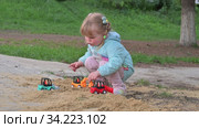 Little girl playing with toy cars in sandbox. Редакционное видео, видеограф Сергей Старуш / Фотобанк Лори