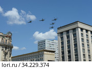 Ударные боевые вертолеты Ми-35М в небе над Москвой во время парада, посвященного 75-летию Победы в Великой Отечественной войне (2020 год). Редакционное фото, фотограф Free Wind / Фотобанк Лори