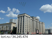 Тактическое крыло в составе группы истребителей Су-30СМ и Су-35С , и бомбардировщиков СУ-34 в небе над Москвой во время парада, посвященного 75-летию Победы в Великой Отечественной войне (2020 год). Редакционное фото, фотограф Free Wind / Фотобанк Лори