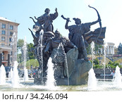 Памятник-фонтан основателям Киева солнечным днем. Украина (2007 год). Редакционное фото, фотограф Ирина Борсученко / Фотобанк Лори