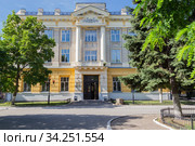 Saratov, Russia - 06/07/2020: Attraction of the city and the region, the fourth academic building of Saratov State University, SSU named after Chernyshevsky in the summer on campus. Редакционное фото, фотограф Светлана Евграфова / Фотобанк Лори