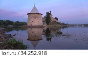 Июльский вечер у Плоской башни (таймлапс). Псковский кремль, Россия (2020 год). Стоковое видео, видеограф Виктор Карасев / Фотобанк Лори