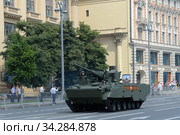 Самоходный зенитный артиллерийский комплекс «Деривация-ПВО» на Моховой улице Москвы во время парада, посвящённого 75-летию Победы в Великой Отечественной войне (2020 год). Редакционное фото, фотограф Free Wind / Фотобанк Лори