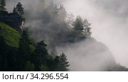 Video of fast moving fog wisps of fog in the mountains near the Altai village of Manzherok. Altai, Russia (2020 год). Стоковое видео, видеограф Сергей Пристяжнюк (Serg Zastavkin) / Фотобанк Лори