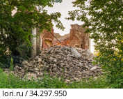 Stone ruins of a church in the village of Pyataya Gora in Russia. Стоковое фото, фотограф Дмитрий Тищенко / Фотобанк Лори