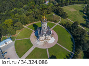 Вид сверху на старинную церковь Знамения пресвятой Богородицы  солнечным сентябрьским днем (аэросъемка). Подольск, Россия (2019 год). Стоковое фото, фотограф Виктор Карасев / Фотобанк Лори