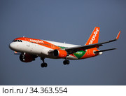 EasyJet OE-IVT Airbus landing in El Prat Airport in Barcelona (2020 год). Редакционное фото, фотограф Яков Филимонов / Фотобанк Лори