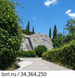 Lump of gabbro diabase - stone, tourist attraction in Vorontsovsky Park, Crimea (2019 год). Стоковое фото, фотограф Володина Ольга / Фотобанк Лори