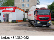 Фирменная фура стоит на разгрузке товара около сетевого магазина "Магнит" (2020 год). Редакционное фото, фотограф Мария / Фотобанк Лори