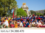 Group of people dressed as trabucaires on National Day of Catalonia (2018 год). Редакционное фото, фотограф Яков Филимонов / Фотобанк Лори