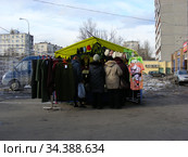 Торговля вещами на Хабаровской улице. Район Гольяново. Город Москва (2010 год). Редакционное фото, фотограф lana1501 / Фотобанк Лори