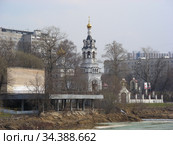 Кинотеатр «Севастополь». Храм Илии Пророка в Черкизове (на Штатной Горке). Черкизовский (Архиерейский) пруд на Большой Черкизовской улице. Район Преображенское. Город Москва. Россия (2010 год). Стоковое фото, фотограф lana1501 / Фотобанк Лори