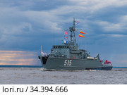 Россия. Санкт-Петербург. Военный корабль в акватории Финского залива. БТ-115 "Павел Хенов" – базовый тральщик, бортовой номер 515 (2020 год). Редакционное фото, фотограф Литвяк Игорь / Фотобанк Лори