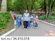 Челябинск Россия 23 июля 2020 года воспитательница детского сада ведет детей на детскую площадку. Редакционное фото, фотограф Александр Бушков / Фотобанк Лори