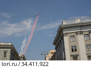 Группа штурмовиков Су-25 "Грач" дымят цветами российского флага в небе над Москвой во время генеральной репетиции парада, посвящённого 75-летию Победы в Великой Отечественной войне (2020 год). Редакционное фото, фотограф Free Wind / Фотобанк Лори