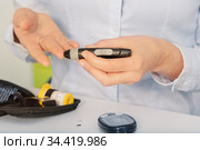 Close photo of woman hands with blood sugar tester. Стоковое фото, фотограф Сергей Новиков / Фотобанк Лори