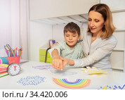Woman during ABA therapy teach boy weather cards. Стоковое фото, фотограф Сергей Новиков / Фотобанк Лори